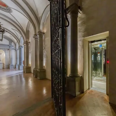A 200m Uffizi - 90m Ponte Vecchio Floransa